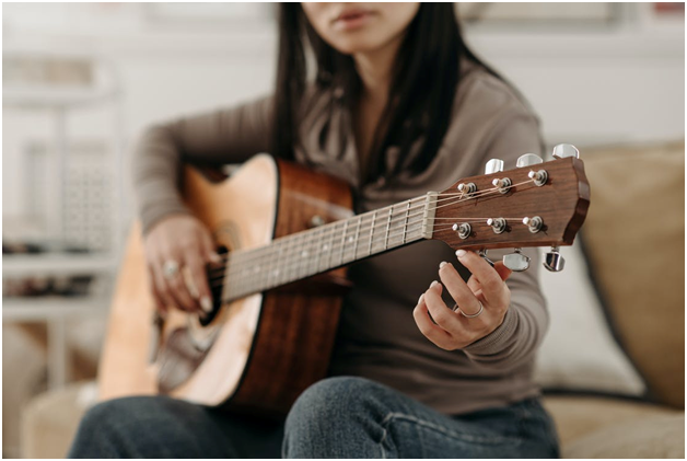 Tuning an acoustic guitar